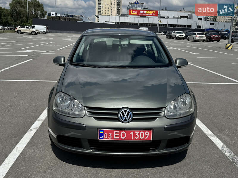 Хэтчбек Volkswagen Golf 2004 в 