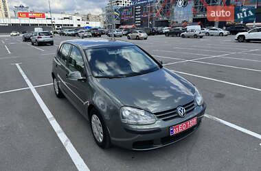 Хэтчбек Volkswagen Golf 2004 в 