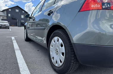 Хэтчбек Volkswagen Golf 2004 в 