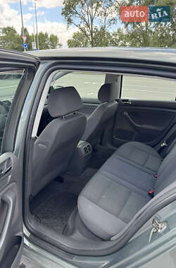 Хэтчбек Volkswagen Golf 2004 в 