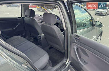 Хэтчбек Volkswagen Golf 2004 в 