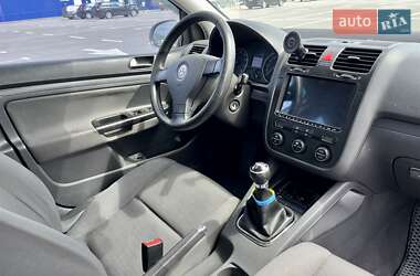 Хэтчбек Volkswagen Golf 2004 в 