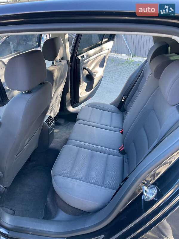 Хэтчбек Volkswagen Golf 2005 в Черновцах