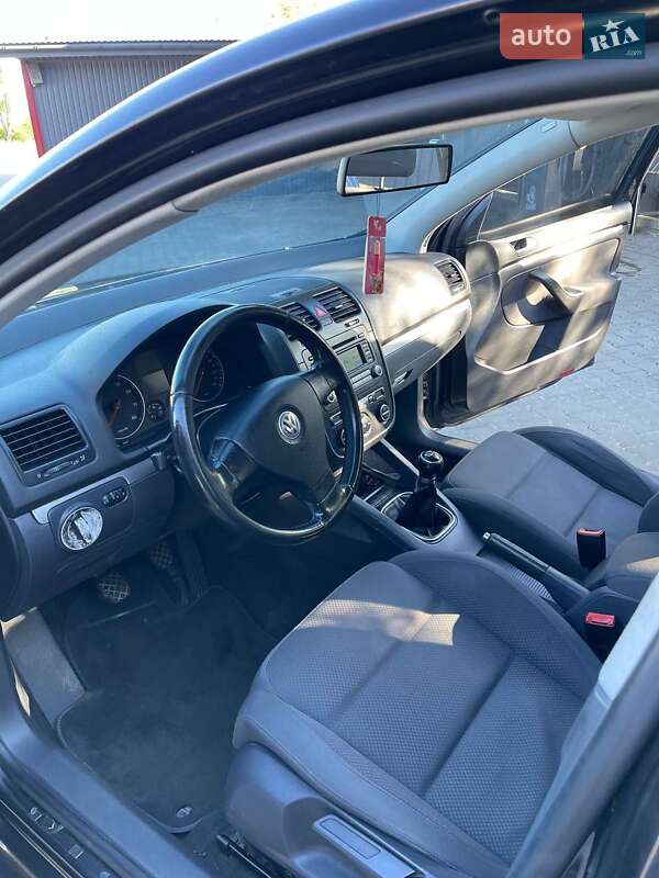 Хэтчбек Volkswagen Golf 2005 в Черновцах