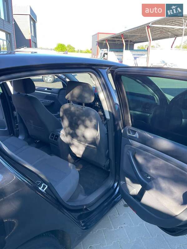 Хэтчбек Volkswagen Golf 2005 в Черновцах
