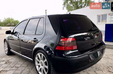 Хэтчбек Volkswagen Golf 2002 в 