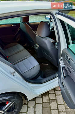 Хэтчбек Volkswagen Golf 2012 в 
