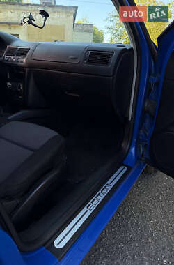 Хетчбек Volkswagen Golf 2000 в 
