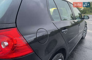 Хэтчбек Volkswagen Golf 2005 в 