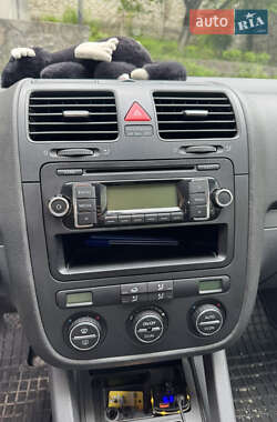 Хэтчбек Volkswagen Golf 2005 в 