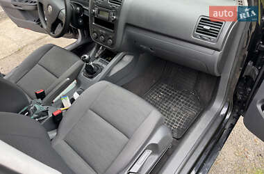 Хэтчбек Volkswagen Golf 2005 в 