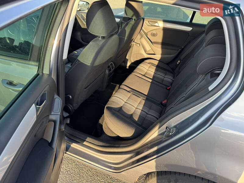 Хетчбек Volkswagen Golf 2012 в Києві