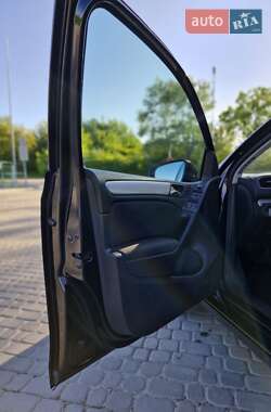 Хэтчбек Volkswagen Golf 2010 в 