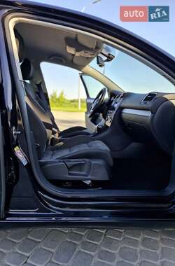 Хэтчбек Volkswagen Golf 2010 в 