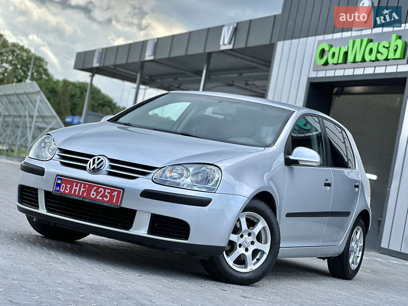 Хэтчбек Volkswagen Golf 2005 в 