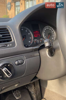 Хетчбек Volkswagen Golf 2005 в 