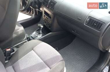 Хэтчбек Volkswagen Golf 2001 в 