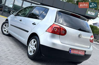 Хэтчбек Volkswagen Golf 2005 в 