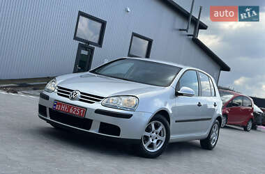 Хэтчбек Volkswagen Golf 2005 в 