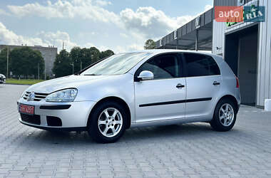 Хэтчбек Volkswagen Golf 2005 в 