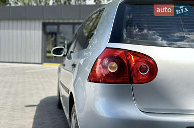 Хэтчбек Volkswagen Golf 2005 в 