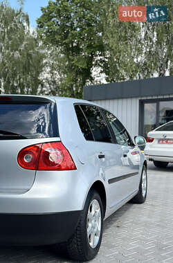 Хэтчбек Volkswagen Golf 2005 в 