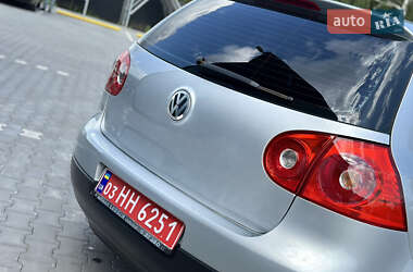 Хэтчбек Volkswagen Golf 2005 в 