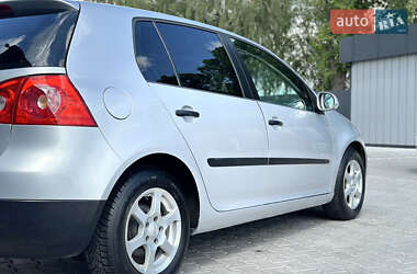 Хэтчбек Volkswagen Golf 2005 в 