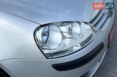 Хэтчбек Volkswagen Golf 2005 в 
