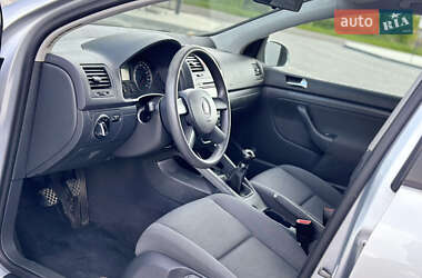 Хэтчбек Volkswagen Golf 2005 в 