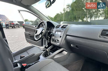 Хэтчбек Volkswagen Golf 2005 в 