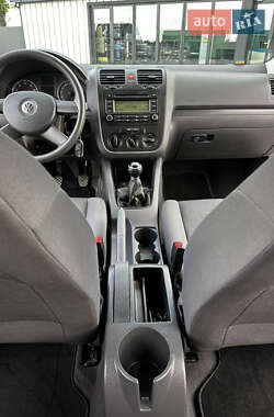 Хэтчбек Volkswagen Golf 2005 в 