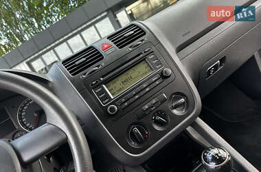 Хэтчбек Volkswagen Golf 2005 в 