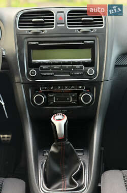 Хэтчбек Volkswagen Golf 2010 в 