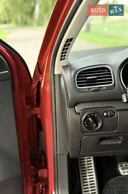 Хэтчбек Volkswagen Golf 2010 в 