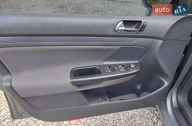 Хэтчбек Volkswagen Golf 2004 в 
