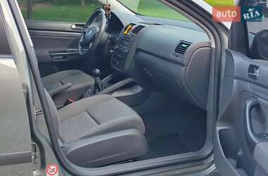 Хэтчбек Volkswagen Golf 2004 в 
