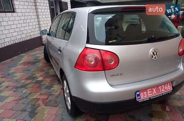Хэтчбек Volkswagen Golf 2004 в 