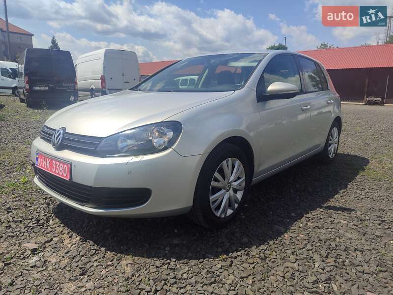 Хэтчбек Volkswagen Golf 2010 в 