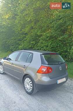 Хэтчбек Volkswagen Golf 2005 в 