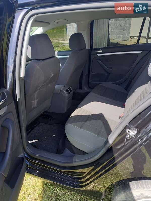 Хэтчбек Volkswagen Golf 2006 в Рогатине