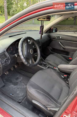 Хэтчбек Volkswagen Golf 1999 в 