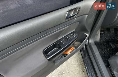 Хэтчбек Volkswagen Golf 2004 в 