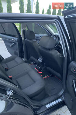 Хэтчбек Volkswagen Golf 2002 в 
