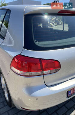 Хэтчбек Volkswagen Golf 2010 в 