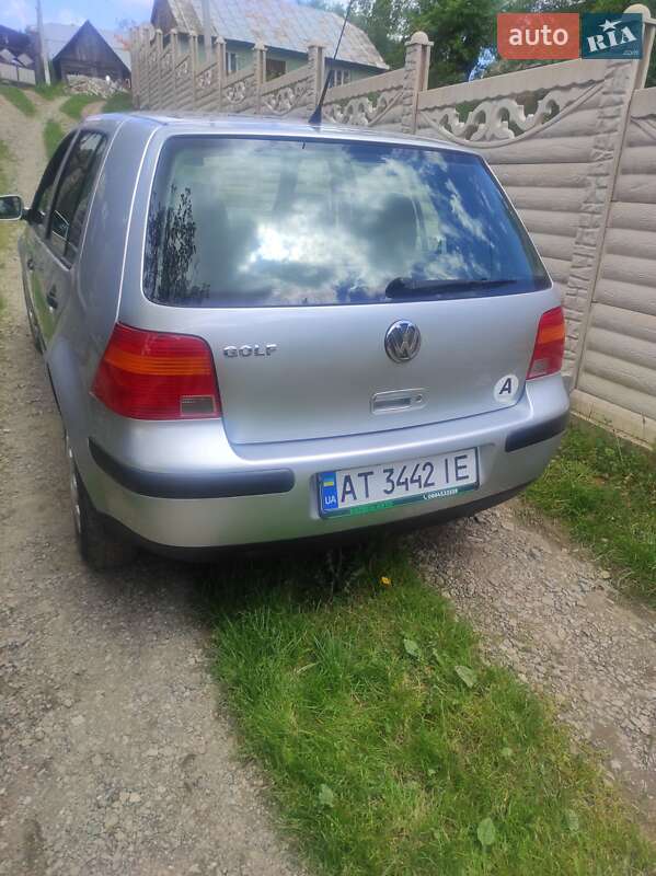 Хэтчбек Volkswagen Golf 2002 в Надворной
