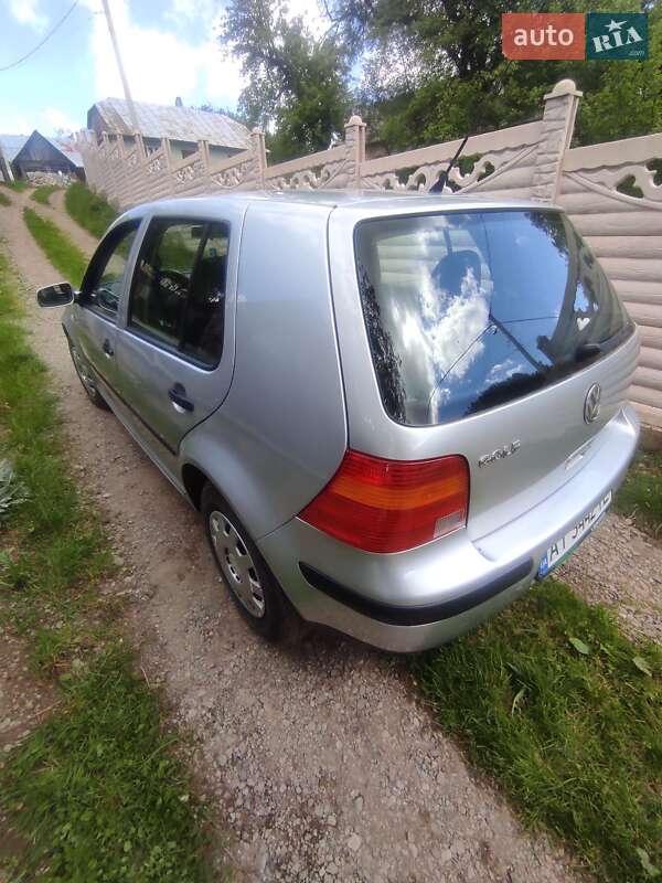 Хэтчбек Volkswagen Golf 2002 в Надворной