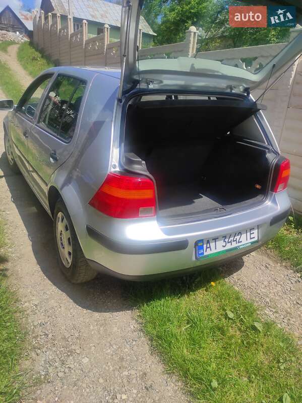 Хэтчбек Volkswagen Golf 2002 в Надворной