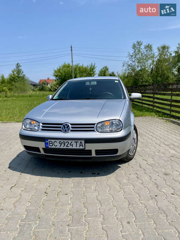 Хэтчбек Volkswagen Golf 2000 в 