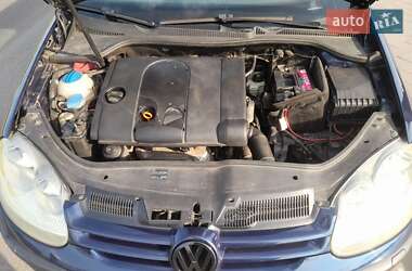 Хэтчбек Volkswagen Golf 2004 в 